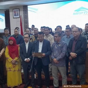 Ketua Majelis Rektor Perguruan Tinggi Negeri Indonesia (MRPTNI) yang juga  Rektor UNP Prof. Ganefri, Ph.D  saat membacakan pernyataan sikap MRPTNI dalam menghadapi Pemilu 2024 di kampus UNP Padang, Rabu malam (7/2/2024). Foto: Rokcalva