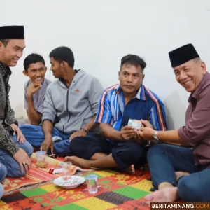 Bupati Pesisir Selatan Drs. Rusma Yul Anwar M.Pd saat menyosialisasikan Program JKN (Jaminan Kesehatan Nasional ) sekaligus menyerah Kartu BPJS Pasisia Rancak kepada masyarakat di Nagari Sungai Liku Kecamatan Ranah Pesisir, Senin (4/3/2024). Foto: Kominfo Pessel