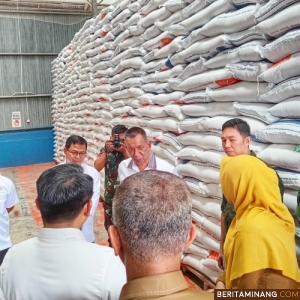 Bupati Rusma Yul Anwar di Gudang Bulog Sago, Selasa (5/03/2024) guna memastikan Stok Beras untuk Bulan Ramadhan Aman. Foto: Kominfo Pessel