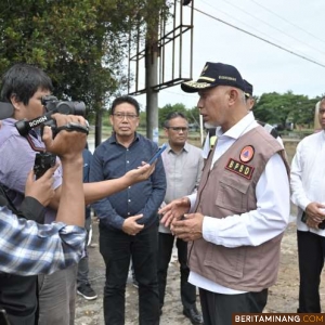 Gubernur Mahyeldi di Padang,  Sabtu (9/3/2024) ketika ditanya penanganan objek krusial akibat banjir dan longsor di Sumbar. Foto: Adpim Sumbar