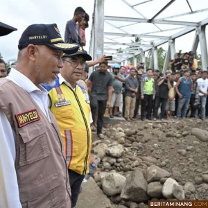 Gubernur Mahyeldi saat meninjau pengerjaan jembatan di Nagari Palangai, Kecamatan Ranah Pesisir, Kabupaten Pesisir Selatan, Sabtu (9/3/2024). Foto: Adpim Sumbar