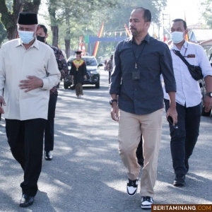 Dinas Pemuda dan Olahraga (Dispora) Sumbar, Maifrizon ketika mendampungi Gubernur Mahyeldi dalam sebuah kegiatan di Padang, Senin (04/03/2024). Foto: Adpim Sumbar