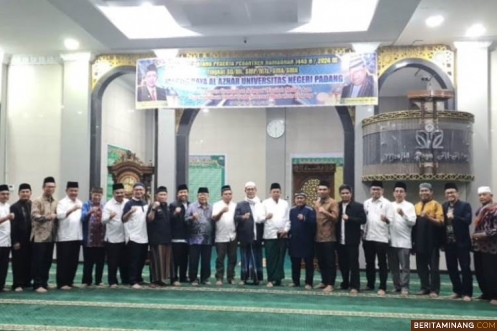 Rektor Universitas Negeri Padang, Prof. Ganefri, Ph.D. dalam sambutannya pada kegiatan Subuh Mubarak yang dilaksanakan secara luring pada Jumat (15/3) bertempat di Masjid Raya Al-Azhar Kampus UNP Air Tawar Padang dan secara daring melalui zoom meeting. Foto: ET