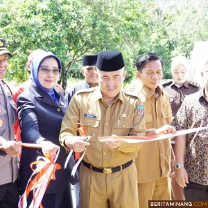 Sekretaris Daerah, H. Adlisman resmi membuka Adhyaksa Fair 2024, yang dilangsungkan di pelataran parkir Kejaksaan Negeri Dharmasraya, Pulau Punjung, Senin (8/07/2024). Foto: Kominfo Dharmasraya
