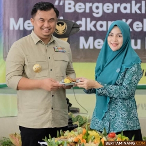 Bupati Dharmasraya, Sutan Riska Tuanku Kerajaan saat menghadiri sekaligus membuka acara Jambore PKK di Nagari Sitiung pada hari Kamis, (04/07/24). Kegiatan ini dihadiri oleh Ketua TP PKK, Dewi Sutan Riska. Foto: Kominfo Dharmasraya