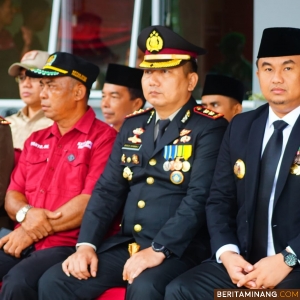 Bupati Dharmasraya Sutan Riska dan Forkopimpda saat hadiri upacara peringatan Hari Ulang Tahun (HUT) Bhayangkara ke 78, di halaman kantor bupati setempat, Pulau Punjung, Senin (01/07/2024). Foto: Kominfo Dharmasraya