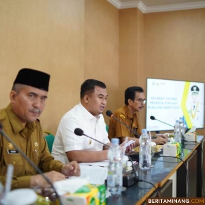 Bupati Dharmasraya, Sutan Riska Tuanku Kerajaan saat membuka persiapan evaluasi Sistem Akuntabilitas Kinerja Instansi Pemerintah (SAKIP), di Pulau Punjung, Senin, (15/07/24). Foto: Kominfo Dharmasraya