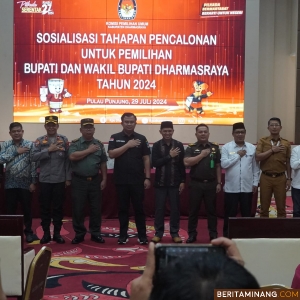 Bupati Dharmasraya, Sutan Riska Tuanku kerajaan saat membuka Sosialisasi Tahapan Pencalonan Bupati dan Wakil Bupati Dharmasraya tahun 2024 di Auditorium Kantor Bupati Dharmasraya, Senin (29/07/24). Foto: Kominfo Dharmasraya