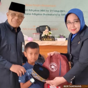 Faidil mendapat mendapatkan atensi khusus dari Kepala Kejaksaan Negeri (Kajari) Dharmasraya, Ariana Juliastuty untuk berfoto bersama Ketua Baznas Dharmasraya, Z Lubis, setelah selesai berkhitan. Foto: Kominfo Dharmasraya