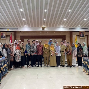 Asisten Administrasi Umum Setda Dharmasraya, Khairuddin bersama Kabag Pemerintahan dan Otonomi Daerah, Marco Andreas berserta rombongan Tim Penyusun Laporan Penyelenggaraan Pemerintah Daerah (LPPD) Kabupaten Dharmasraya saat melakukan Studi Komperativ ke Pemerintah Kota (Pemkot) Tangerang. Foto: Kominfo Dharmasraya