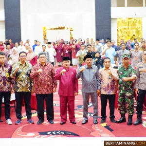 Sekretaris Daerah H. Adlisman sambut Tim Kementerian Investasi/Badan Koordinasi Penanaman Modal (BKPM) RI melakukan uji petik di Kabupaten Dharmasraya, Pulau Punjung, Jum'at, (28/08/2024). Foto: Kominfo Dharmasraya