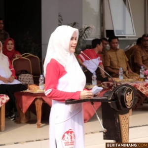 Bunda PAUD Kabupaten Dharmasraya, Ny. Dewi Sutan Riska turut hadir memeriahkan momentum peringatan Hari Anak Nasional yang dilangsungkan di halaman kantor bupati setempat, Pulau Punjung, Selasa (06/08/2024). Foto: Kominto Dharmasraya