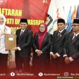 KPU Dharmasraya menerima pendaftaran pasangan calon (paslon) Annisa Suci Ramadhani dan Leli Arni. Foto: KPU Dharmasraya]