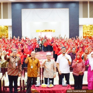 Sekda, H. Adlisman foto bersama usai acara pucak Spekta Literasi Numerasi Dharmasraya 2024, di Auditorium Kantor Bupati Dharmasraya, Kamis, (15/08/2024). Foto: Kominfo Dharmasraya