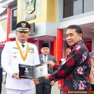 Bupati Dharmasraya Sutan Riska Tuanku Kerajaan saat me-launching layanan panggilan kedaruratan 112 di halaman kantor bupati setempat, Pulau Punjung, Sabtu (17/08/2024). Foto: Kominfo Dharmasraya