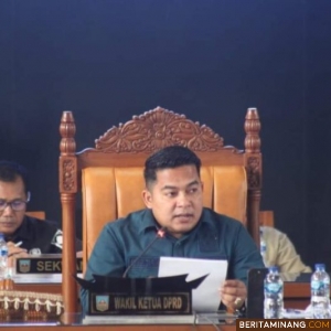 Wakil Ketua DPRD Kabupaten Dharmasraya Ade Sudarman Anwar, saat memimpin sidang. Foto: Humas DPRD Dharmasraya