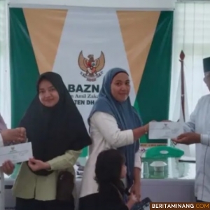 Tim Baznas Dharmasraya menyalurkan bantuan untuk modal usaha kepada 65 orang penerima zakat (mustahik), Selasa (17/9/2024). Foto: Kominfo Dharmasraya