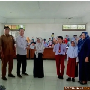 Petugas Baznas Kabupaten Dharmasraya saat menyalurkan zakat untuk beasiswa SD/MI dan SMP/MTS se-Kabupaten Dharmasraya, Senin (9/9/2024). Foto: Kominfo Dharmasraya