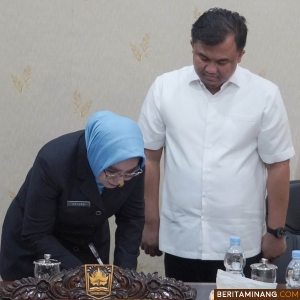 Bupati Dharmasraya, Sutan Riska Tuanku Kerajaan dan Kepala Kejaksaan Negeri (Kejari) Dharmasraya, Ariana Juliastuty, menandatangani Nota Kesepahaman, yang dilaksanakan di kantor bupati setempat, Pulau Punjung, Senin (02/09/2024). Foto: Kominfo Dharmasraya