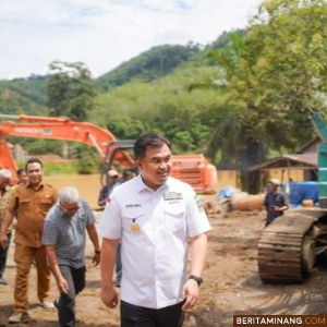 Bupati Dharmasraya, Sutan Riska Tuanku Kerajaan ketika meninjau progres pembangunan jembatan gantung Nagari Siguntur, Kecamatan Sitiung, Selasa (10/09/2024). Foto:Kominfo Dharmasraya