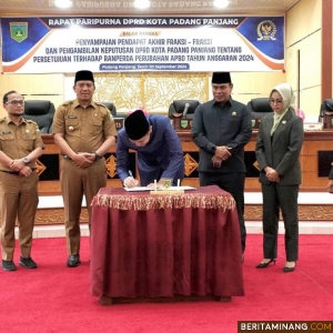 Pj Wako Padang Panjang sonny B Putra saksikan Ketua DPRD Kota Padang Panjang, Imral, SE teken APBD Perubahan 2024. Foto:Kominfo Padang Panjang