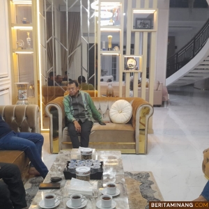 Ketua PWNU Sumbar Prof. KH. Ganefri, Ph.D saat menerima kedatangan Calon Wakil Gubuernur Sumar Vasco Ruseimy dikediamannya di Padang, Kamis malam (26/9/2024). Foto: Rokcalva