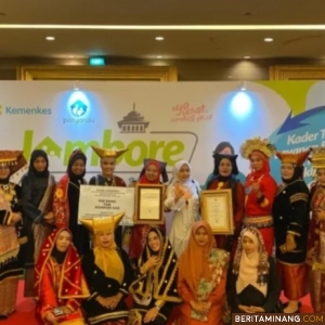 Foto bersama Kader Posyandu Intan Sari Nagari Sungai Rumbai, Kabupaten Dharmasraya, Elvawati yang diundang untuk mengikuti Jambore Kader Tingkat Nasional tahun 2024 yang berlangsung di Kota Bandung, Jawa Barat. Foto: Kominfo Dharmasraya