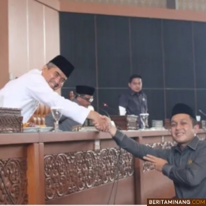 Sekda Dharmasraya, Adlisman menerima pandangan fraksi dari DPRD Dharmasraya Jumat (20/9/2024). Foto: Kominfo Dharmasraya