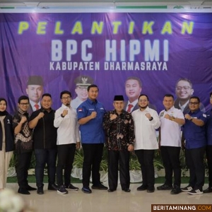 Sekretaris Daerah Adlisman foto bersama usai pelantikan pengurus HIPMI Dharmasraya. (Foto: Kominfo Dharmasraya)