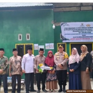 Tim Baznas Kabupaten Dharmasraya bersama Jajaran Polres Dharmasraya ketika menyerahkan kunci bedah rumah tidak layak huni (RTLH) 2024 ke Delmi Asni yang tinggal di Jorong Sungai Salak, Nagari Sungai Duo, Kecamatan Sitiung. Foto: Kominfo Dharmasraya