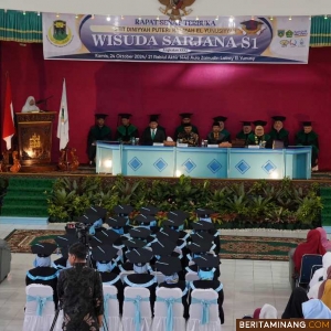 Suasana wisuda Sekolah Tinggi Ilmu Tarbiyah (STIT) Diniyyah Puteri Rahmah El Yunusiyyah Kota Padang Panjang di Gedung Pertemuan Zainuddin Labay El Yunusy, Kamis (24/10/2024). Foto: Kominfo Padang Panjang