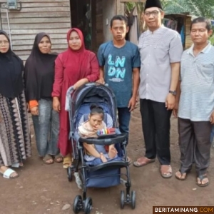 Tim Baznas Dharmasraya saat menyerahkan bantuan kepada Latifa, seorang anak berusia 10 tahun yang merupakan penyandang disabilitas di Jorong Sungai Kilangan, Nagari Sungai Dareh. Foto: Kominfo Dharmasraya