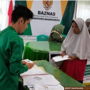 Suasana penyerahan penyaluran zakat untuk bantuan biaya berobat dan pendampingan di rumah sakit oleh Baznas Dharmasraya, Jumat (4/10/2024). Foto: Kominfo Dharmasraya