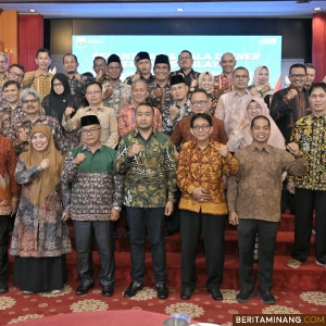 Plt. Gubernur Sumbar, Audy Joinaldy saat melantik Pengurus Wilayah ISPI Provinsi Jambi di Rumah Dinas Gubernur Jambi, Selasa malam (15/10/2024). Foto: Adpim Sumbar
