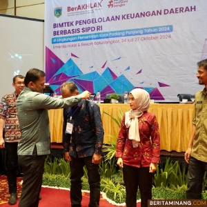Penjabat (Pj) Wali Kota, Sonny Budaya Putra, AP, M.Si itu ketika membuka Bimtek Pengelolaan Keuangan Daerah Berbasis Sistem Informasi Pemerintah Daerah (SIPD) RI, di Hotel Emersia, Batusangkar, Kamis hingga Ahad (24-27/10/2024). Foto: Kominfo Padang Panjang