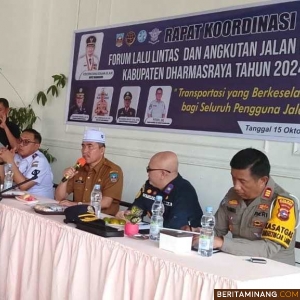 Bupati Dharmasraya, Sutan Riska Tuanku Kerajaan diwakili Sekda, H. Adlisman ketika membuka Rapat Koordinasi Forum Lalu Lintas dan Angkutan Jalan (LLAJ) di Kafe Putri Kembang, Pulau Punjung, Selasa, (15/10/2024). Foto: Kominfo Dharmasraya