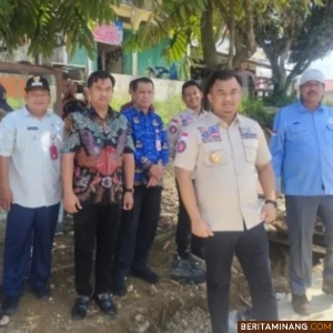 Bupati Dharmasraya, Sutan Riska Tuanku Kerajaan saat melakukan kunjungan ke proyek pembangunan yang ada di Nagari Sungai Rumbai. Foto: Kominfo Dharmasraya