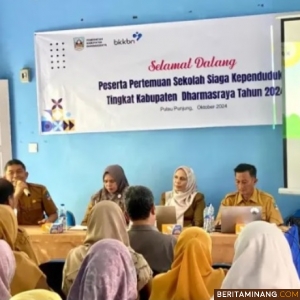 Dinas Sosial Pemberdayaan Perempuan Perlindungan Anak Pengendalian Penduduk dan Keluarga Berencana Kabupaten Dharmasraya ketika memberikan sosialisasi di gedung Pertemuan Balai Penyuluhan KB Kecamatan Pulau Punjung, Kamis (14/10/2024). Foto: Kominfo Dharmasraya