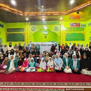Tim Dosen Jurusan Kebidanan Poltekkes Kemenkes Padang foto bersama dengan peserta pada kegiatan pengabdian masyarakat di Kacamatan Nanggalo Kota Padang. Foto: Tim Pangabdian Poltekkes Padang