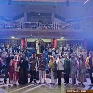 Pembukaan pertunjukan Total Body Performance bertempat di Teater Tertutup Mursal Esten Kampus FBS UNP Air Tawar Padang pada Kamis (31/10/2024). Foto: MR