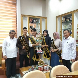 Empat mahasiswa Fakultas Bahasa dan Seni (FBS) terpilih menjadi finalis Uda Uni Duta Informasi Kampus UNP 2024. Foto: MR