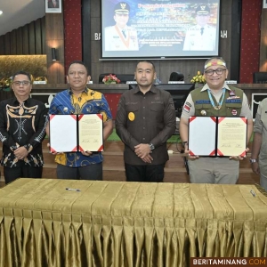 Pelaksana Tugas (Plt) Gubernur Sumatera Barat (Sumbar), Audy Joinaldy saat menghadiri rapat staf lingkup Pemko Padang yang digelar di Bumi Sikerei pada Minggu (13/10/2024). Foto: Adpim Sumbar