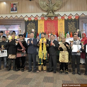 Plt Gubernur Audy foto bersama usai hadiri Rapat Paripurna Peringatan Hari Jadi Provinsi Sumatera Barat ke-79 Tahun 2024 di Ruang Sidang Utama Gedung DPRD Sumbar, Selasa (01/10/2024). Foto:Adpim Sumbar