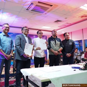 Pelaksana tugas (Plt) Gubernur Sumatera Barat (Sumbar), Audy Joinaldy menghadiri acara penandatanganan Memorandum of Understanding (MoU) di Kantor Pusat PT Bank Nagari, Jumat (4/10/2024). Foto: Adpim Sumbar