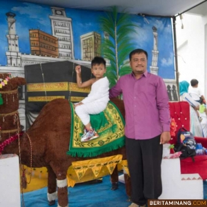 Anak TK di Padang Panjang saat berpose di photo booth di Lapangan Khatib Sulaiman Bancalaweh, Kamis (3/10/2024). Foto: Kominfo Padang Panjang