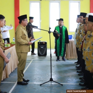 Pjs Bupati Era Sukma Munaf saat mengukuhkan Dewan Hakim MTQ ke-41 di Kecamatan Sutera, Senin (21/10/2024). Foto: Kominfo Pessel