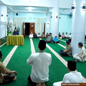 Penjabat (Pj) Sekretaris Daerah Kota (Sekdako) Padang Panjang, Dr. Winarno, ME saat kegiatan Subuh Mubarakah di Masjid Nurul Amri, Kelurahan Balai-Balai, Kecamatan Padang Panjang Barat (PPB), Ahad (20/10/2024). Foto: Kominfo Padang Panjang