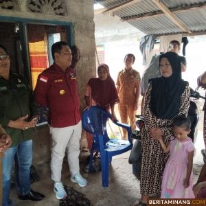 Pjs Bupati Era Sukma Munaf saat bertemu sekaligus berdialog dengan korban banjiir di Batu Bala, Selasa (1/10/2024).Foto: Kominfo Pessel