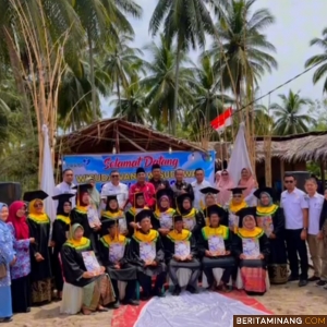 Pjs Bupati Pesisir Selatan Era Sukma Munaf  berpose usai Wisuda Lansia di Pantai Muaro Bantiang Tarusan, Rabu,  (23/10/2024). Foto: Kominfo Pessel