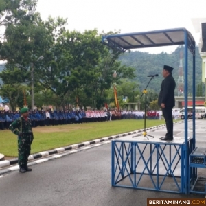 Pjs Bupati Era Sukma Munaf saat memimpin, Upacara Hari Kesaktian Pancasila, 1 Oktober 2024. Foto: Kominfo Pessel